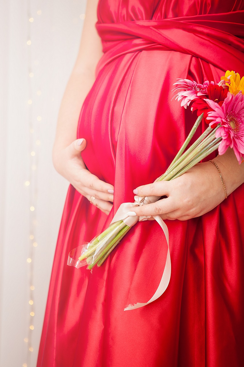 Rajstopy ciążowe i długie modne sukienki w ciąży